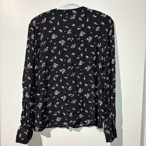 🎉4/30$🎉 Suzy Shier Black Floral Blouse with Mandarin Collar Relaxed Fit PTP 21in - Picture 4 of 4